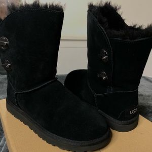 Black Women Short TurnLock UGGs